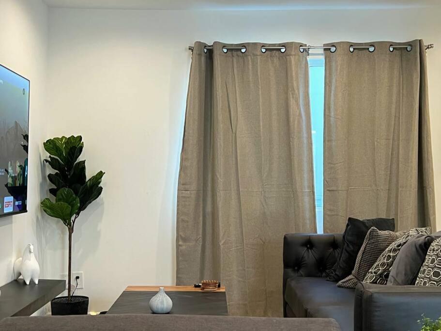 Hollywood Black Habitat Holiday home Los Angeles