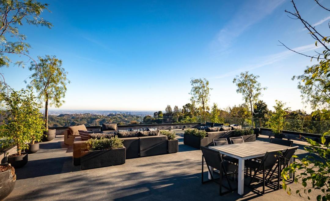 Sophisticated Modern Retreat In Bel Air *