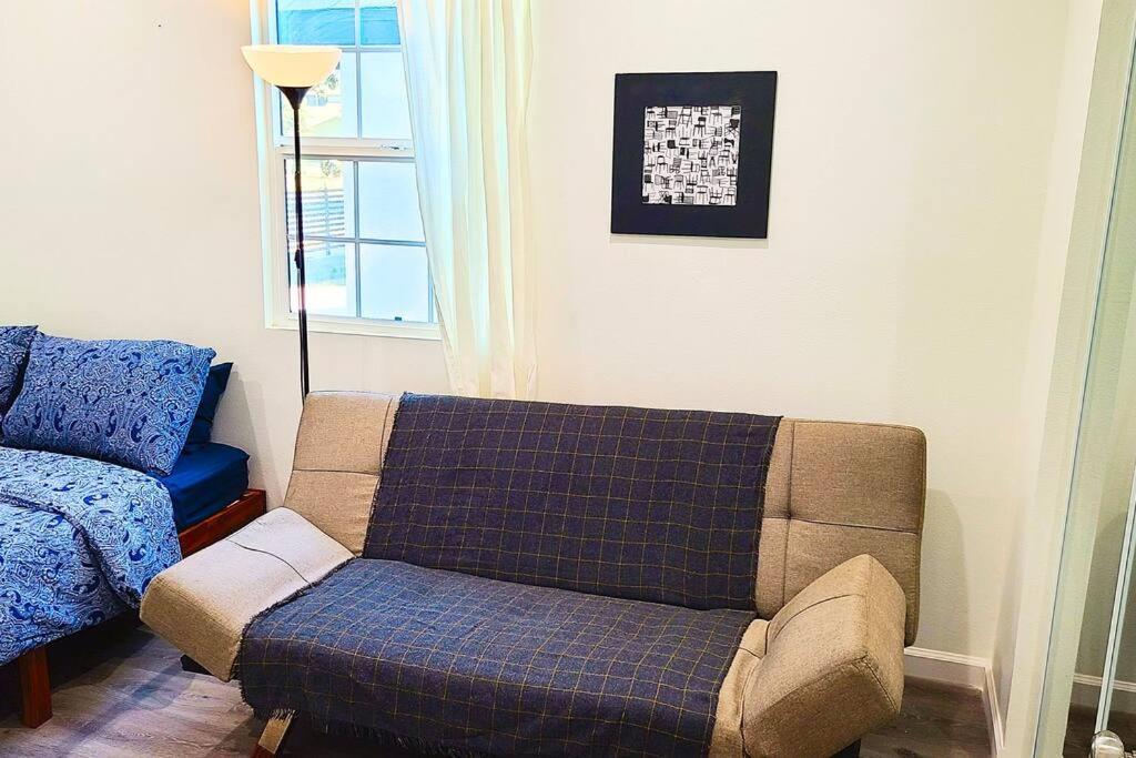 Lovely Little House Near Usc And Downtown La Holiday home Los Angeles