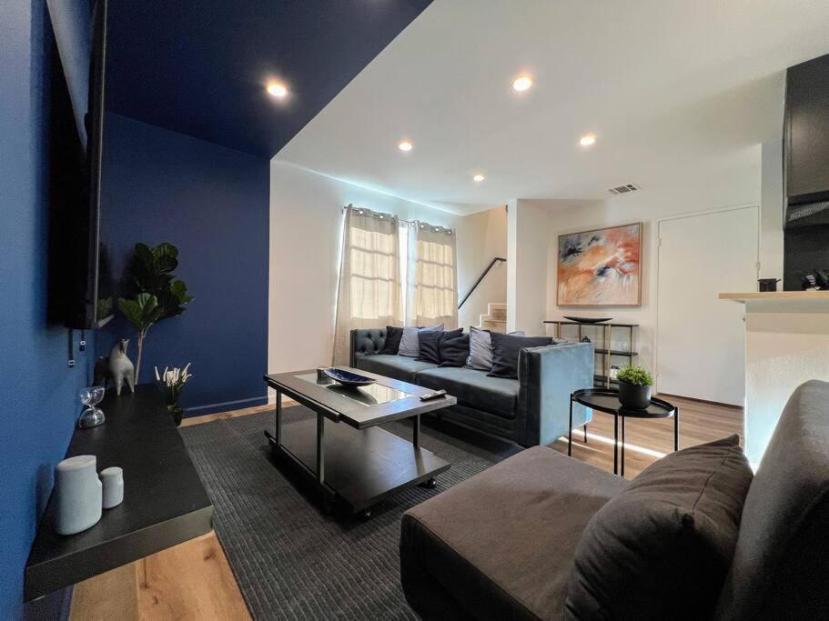Hollywood Blue Habitat Holiday home