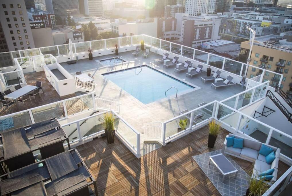 2 Bedroom With Pool And Downtown La View Apartment Los Angeles