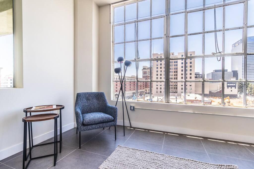 2 Bedroom With Pool And Downtown La View Apartment