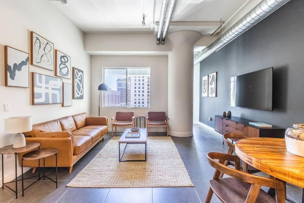 2 Bedroom With Pool And Downtown La View