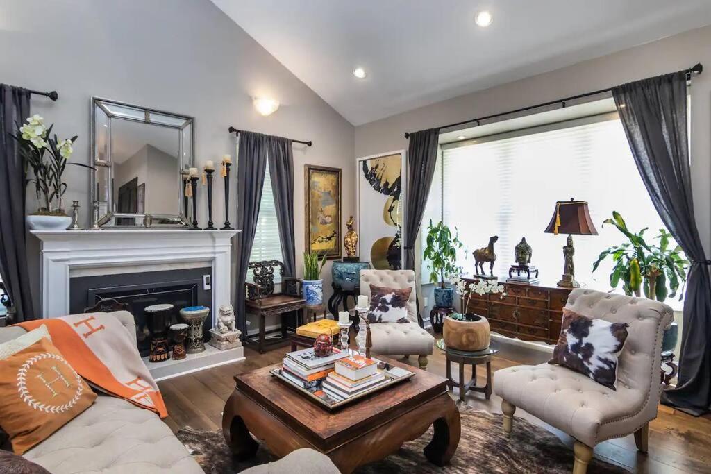 Gorgeous W/pool, Spa, B-ball Court & View! Villa *