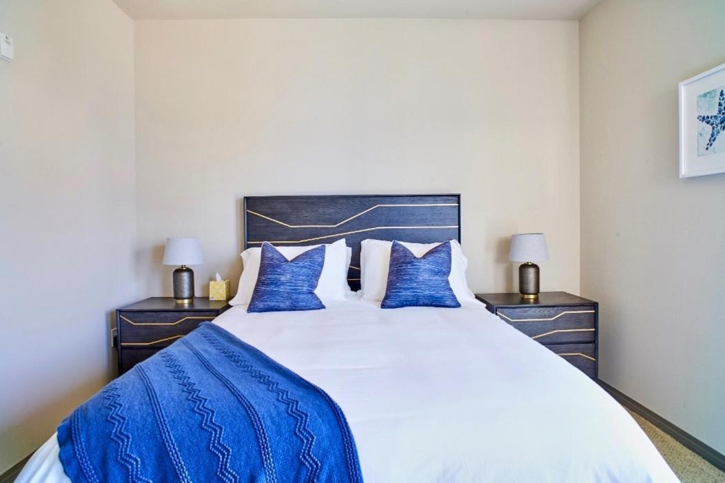 Apartment Marina View 2br Apt, Steps To W Gym, Pool & Parking *