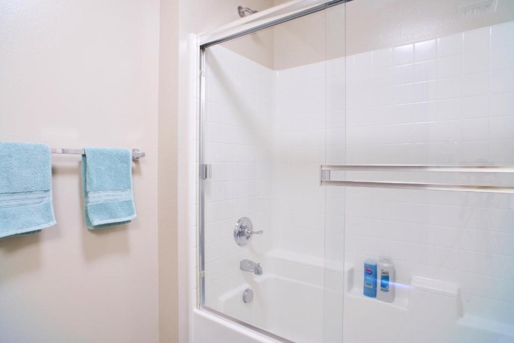Marina View 2br Apt, Steps To W Gym, Pool & Parking Apartment Los Angeles