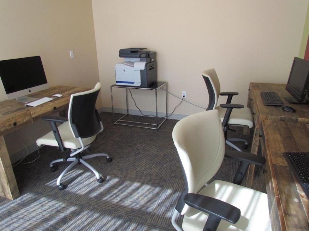 Marina View 2br Apt, Steps To W Gym, Pool & Parking *