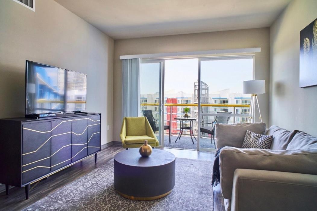 Marina View 2br Apt, Steps To W Gym, Pool & Parking Apartment Los Angeles