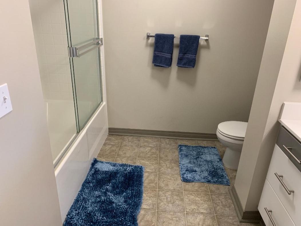 Marina View 2br Apt, Steps To W Gym, Pool & Parking Apartment *
