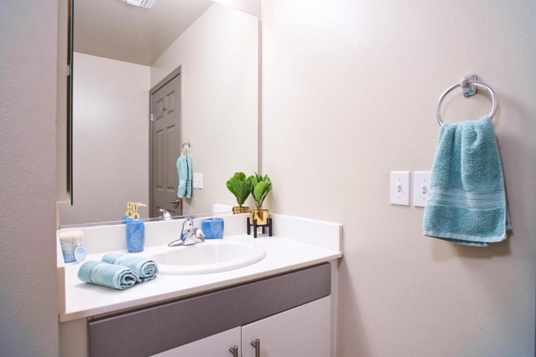 Marina View 2br Apt, Steps To W Gym, Pool & Parking