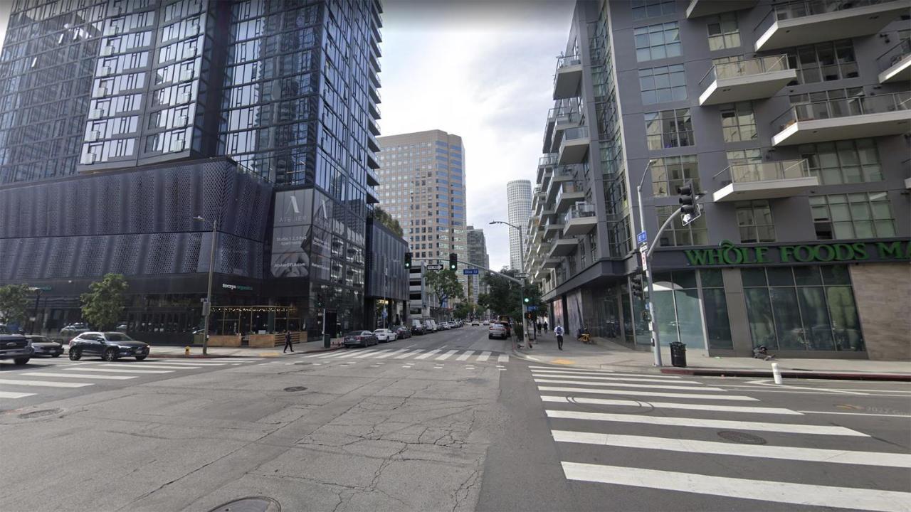 2 Bedroom With Pool And Downtown La View Apartment *