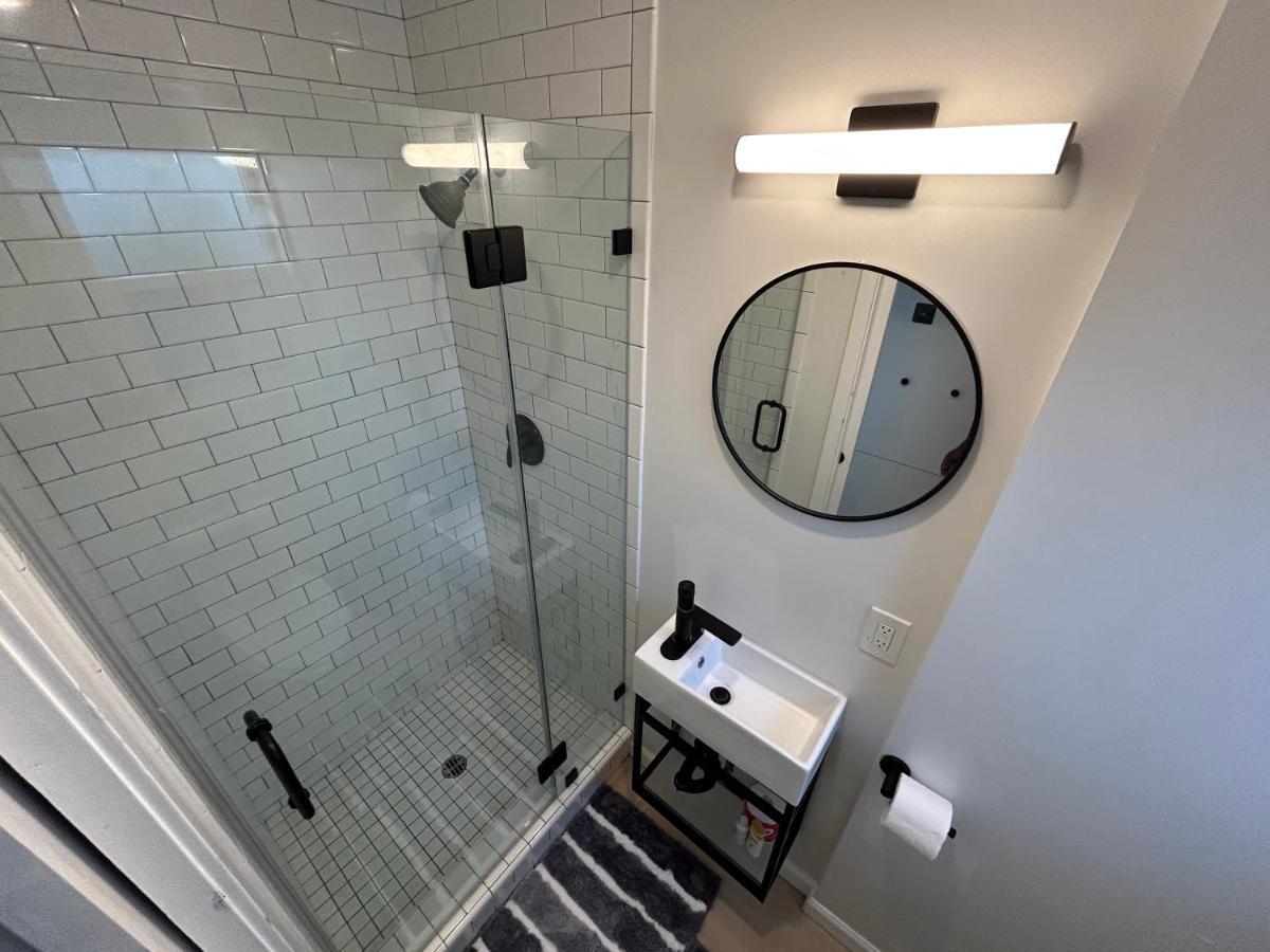 New Dtla W/private Parking Apartment