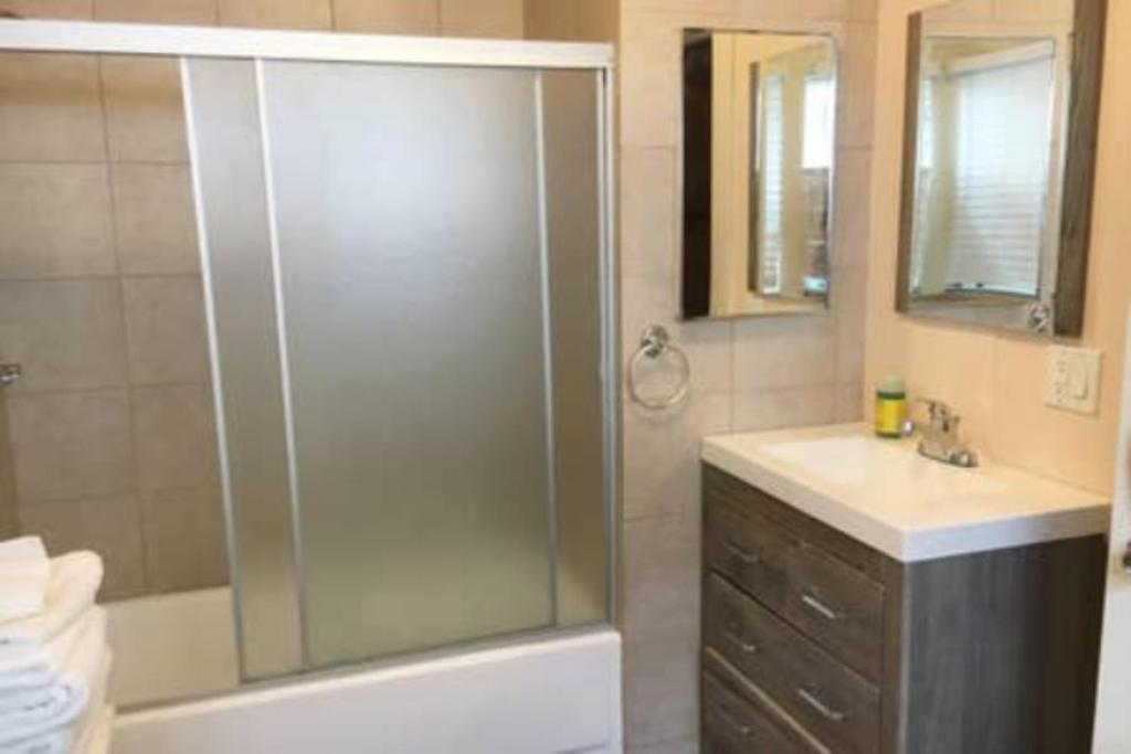 Hollywood Hills Suites *