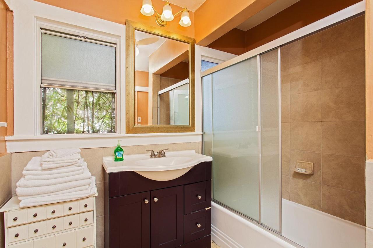 Hollywood Hills Suites *