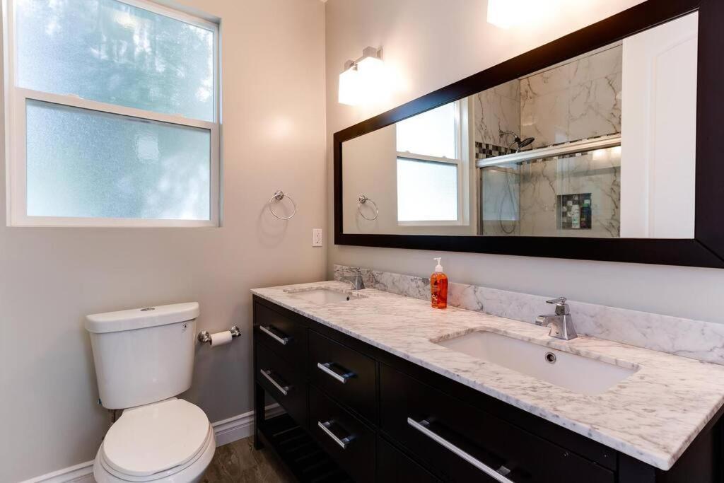 Holiday home Charmer Near La Attractions