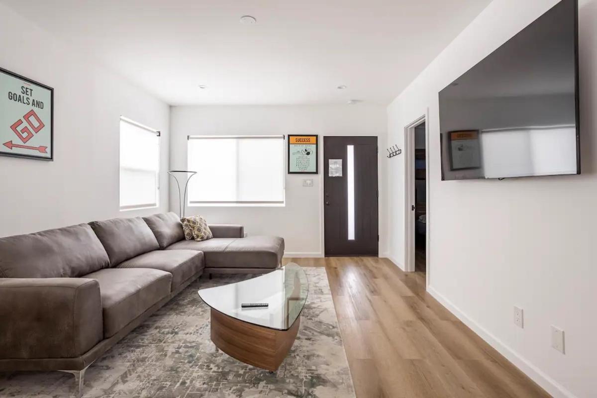 Monopoly House - Spacious 2bd 8 Min From Airport Villa *