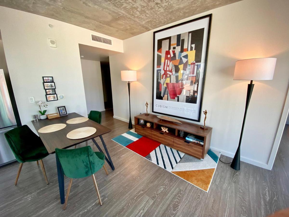 Sky 2b-2b High Rise Apartment, Downtown *