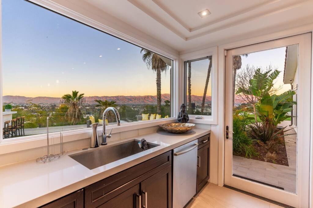 With Incredible Views * Los Angeles