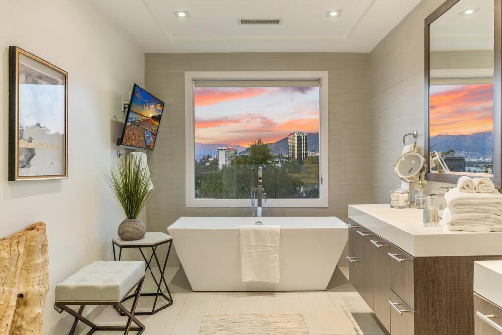 With Incredible Views Los Angeles