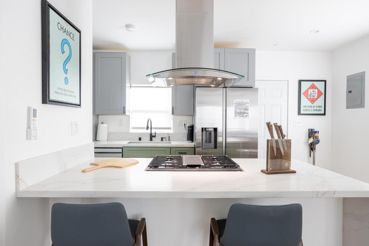 Monopoly House - Spacious 2bd 8 Min From Airport Villa