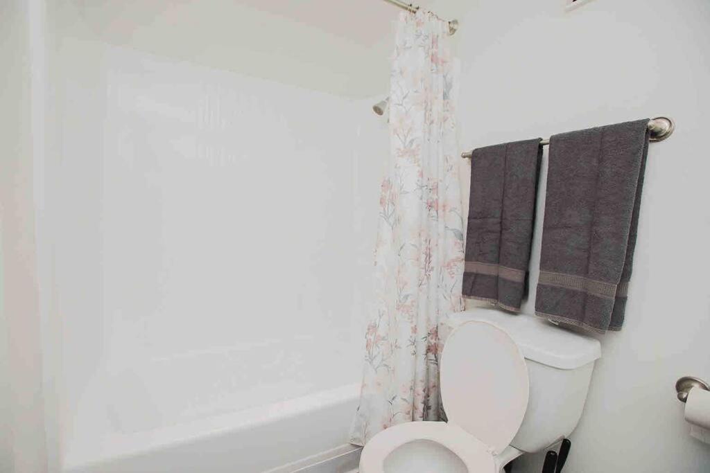Spacious 2 Bedrooms 2 Baths. Right In Downtown La *