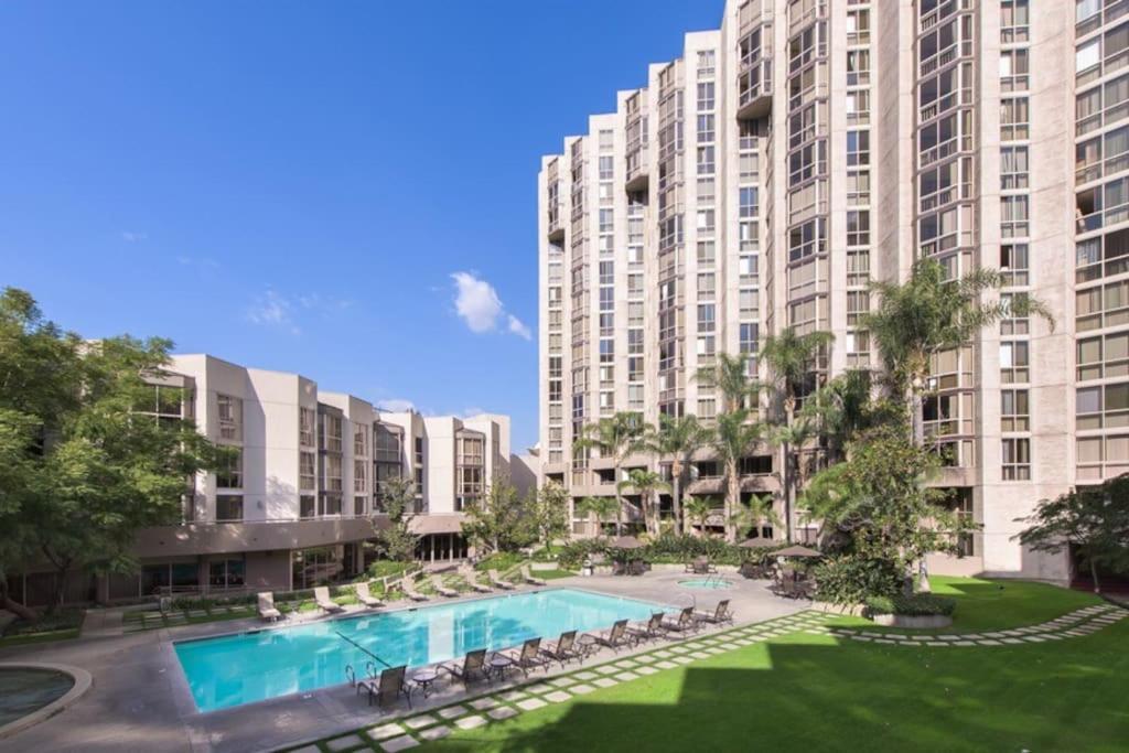 Spacious 2 Bedrooms 2 Baths. Right In Downtown La *