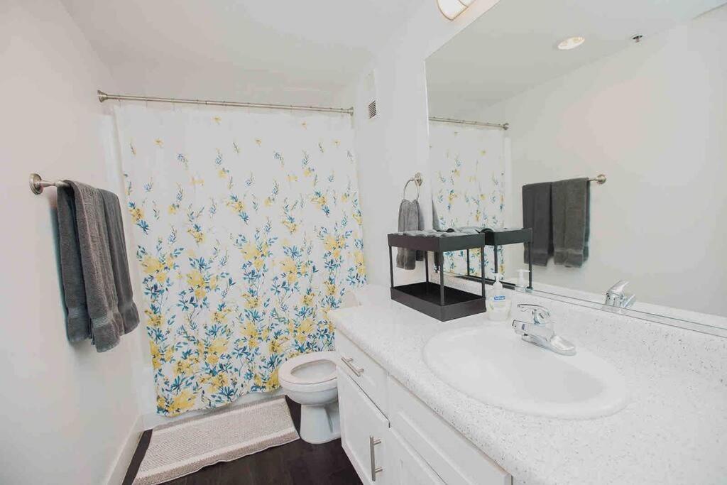 Apartment Spacious 2 Bedrooms 2 Baths. Right In Downtown La *