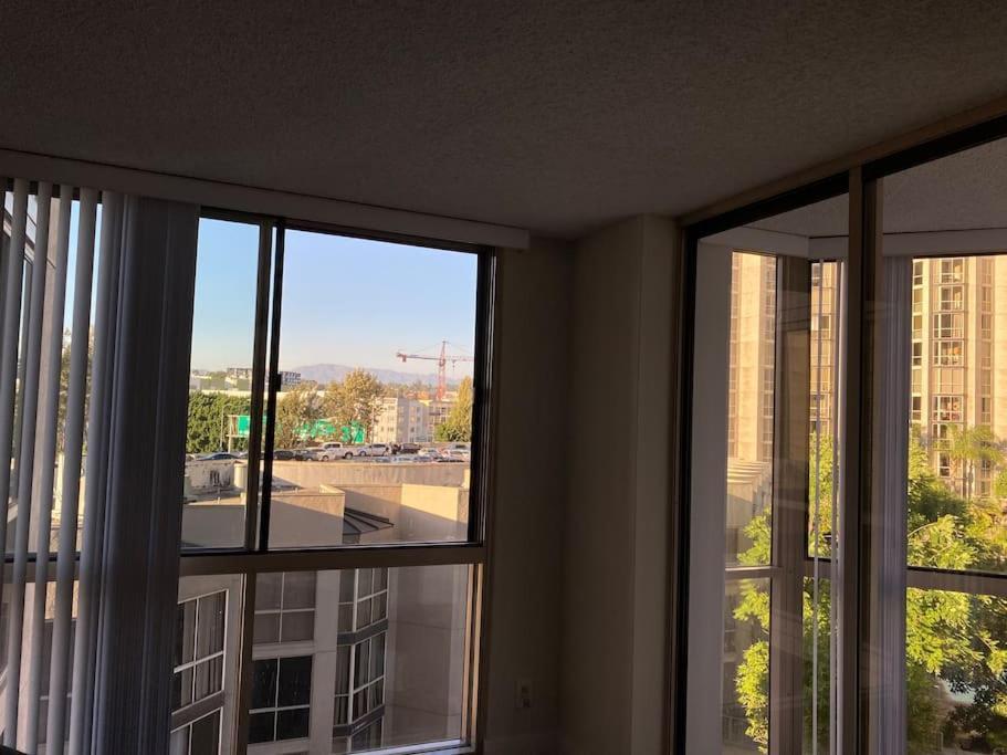 Apartment Spacious 2 Bedrooms 2 Baths. Right In Downtown La