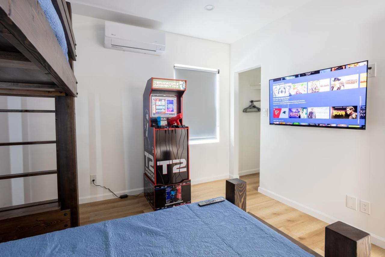 Monopoly House - Spacious 2bd 8 Min From Airport Villa