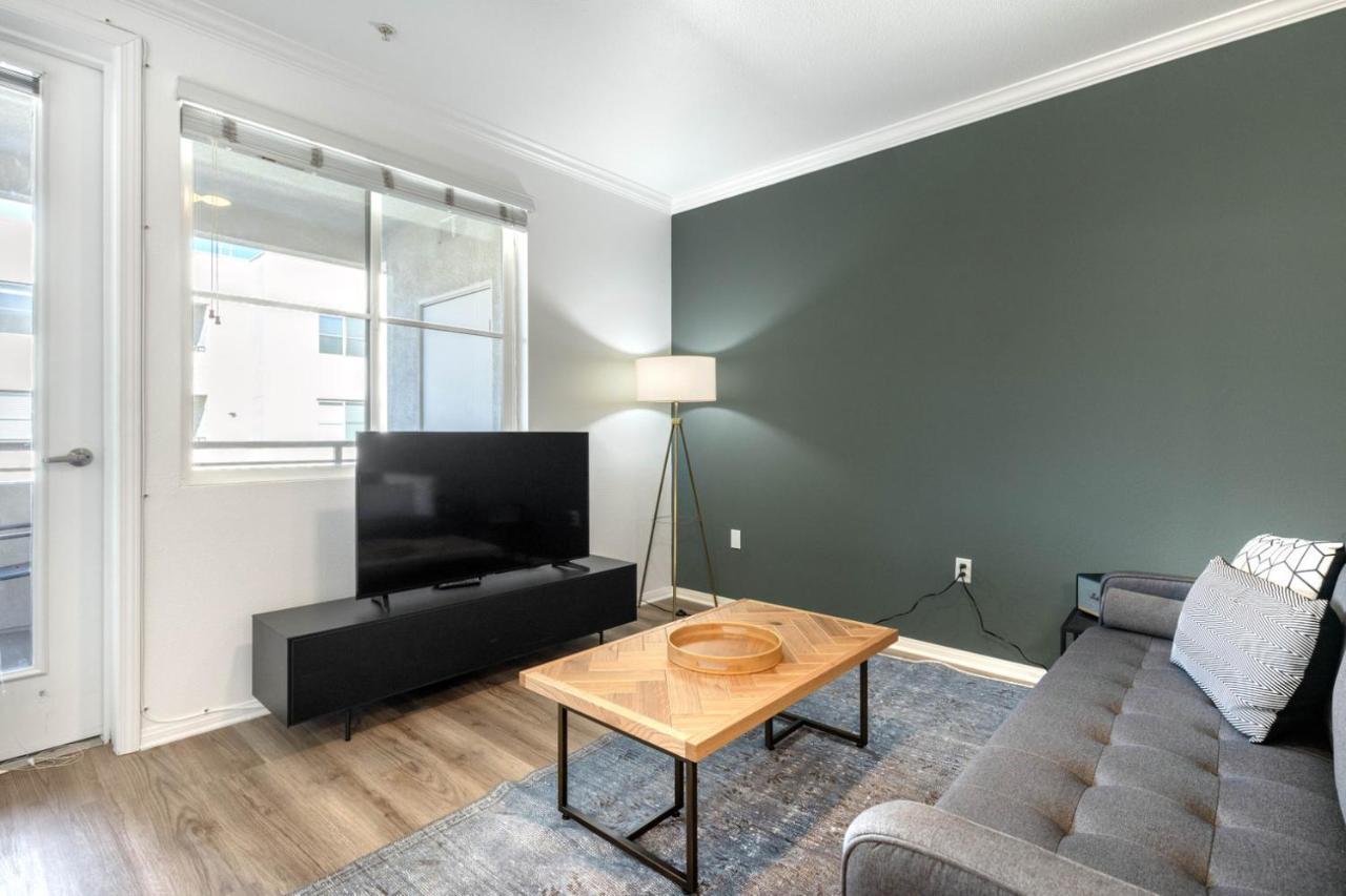 Apartment Hollywood 2br W Gym Pool Nr Sunset Blvd Lax-200 *