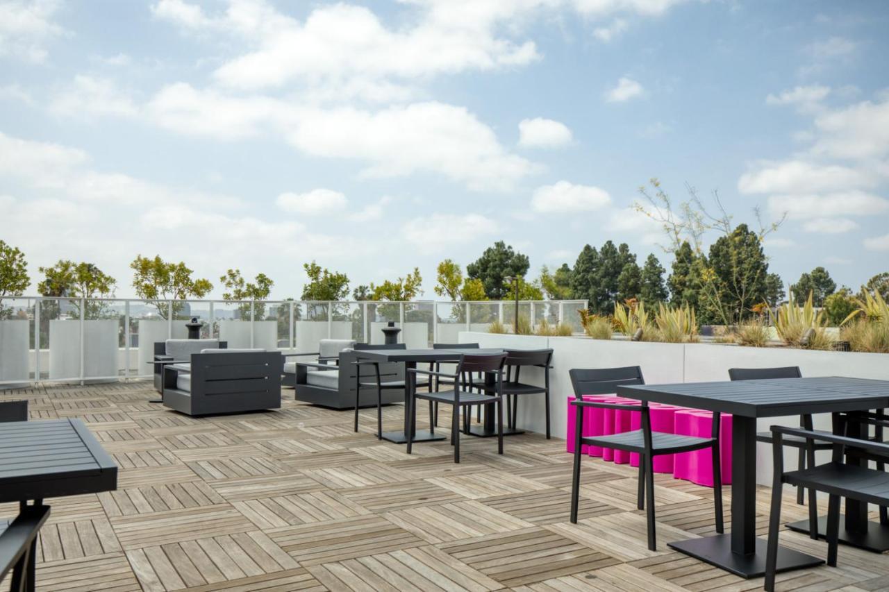Hollywood 2br W Bbq Roof Prime Area Lax-747 *