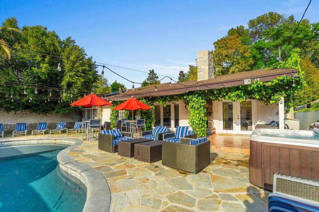 Beverly Hills With 2 And Swimming Pool Los Angeles