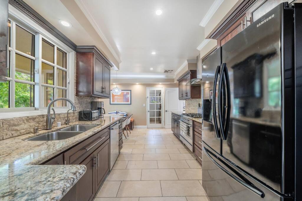 Beverly Hills With 2 And Swimming Pool *