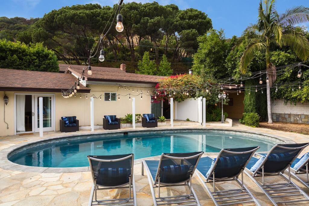 Beverly Hills With 2 And Swimming Pool Los Angeles