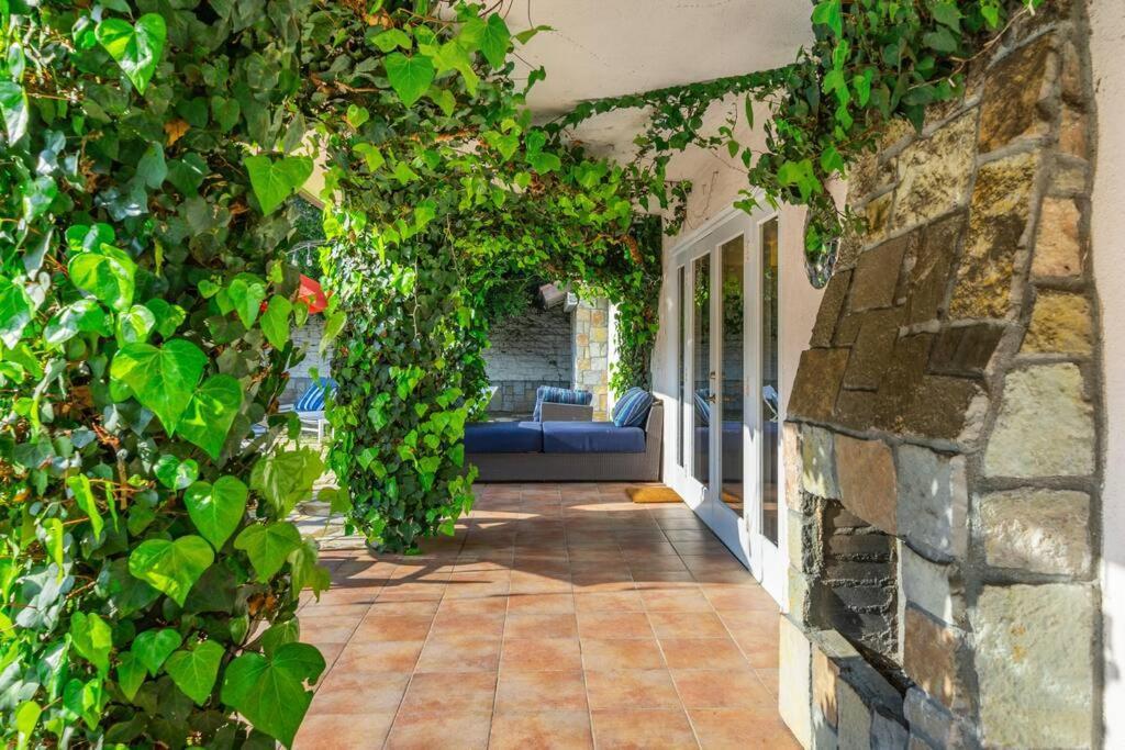Beverly Hills With 2 And Swimming Pool Los Angeles
