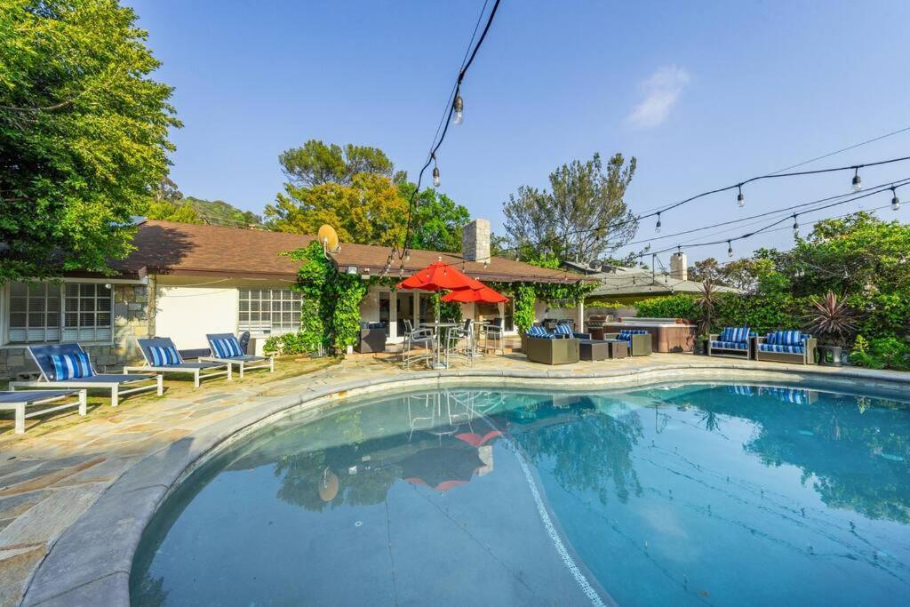 Beverly Hills With 2 And Swimming Pool Los Angeles