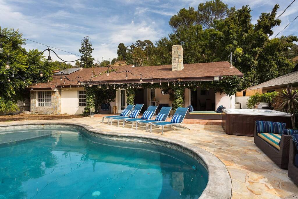 Beverly Hills With 2 And Swimming Pool *