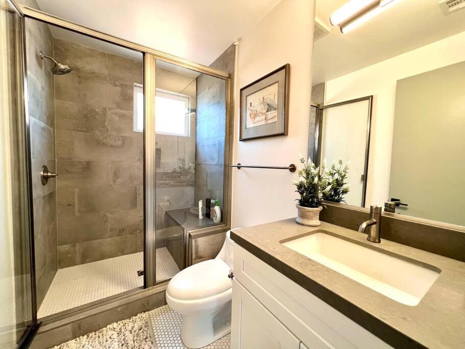 Luxury K-town Dwelling With Private Rooftop Deck.