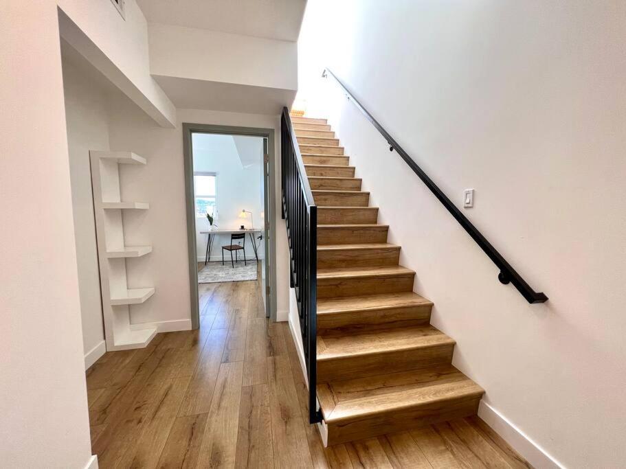 Luxury K-town Dwelling With Private Rooftop Deck. Apartment