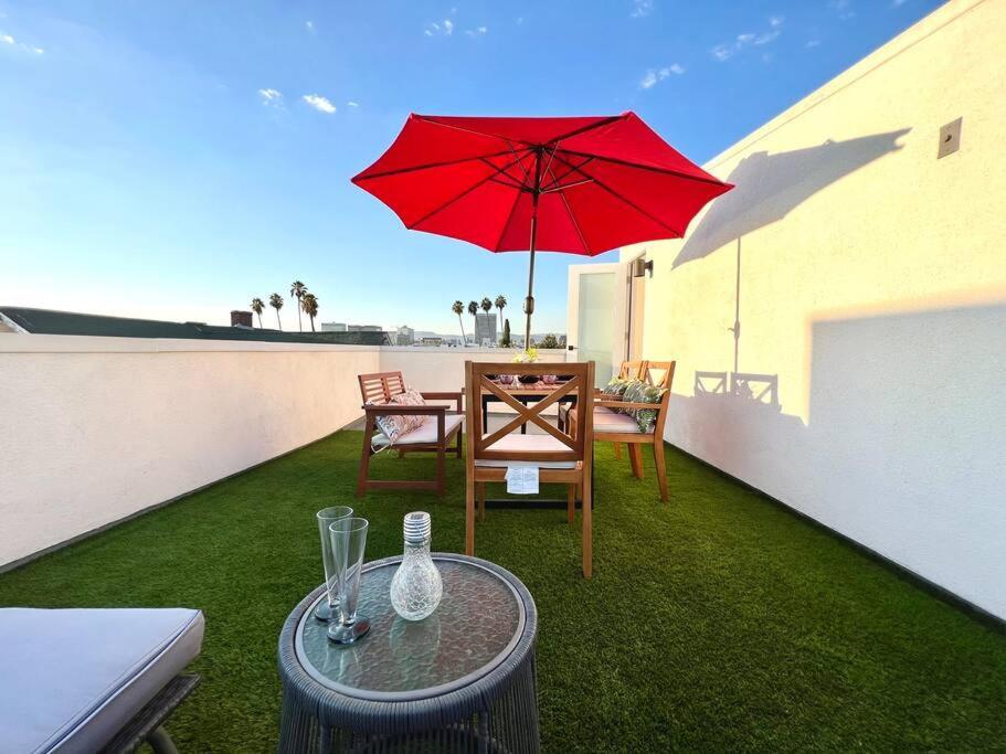 Luxury K-town Dwelling With Private Rooftop Deck.