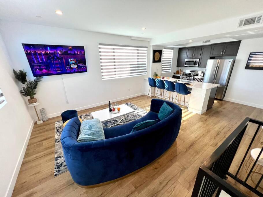 Luxury K-town Dwelling With Private Rooftop Deck. Los Angeles