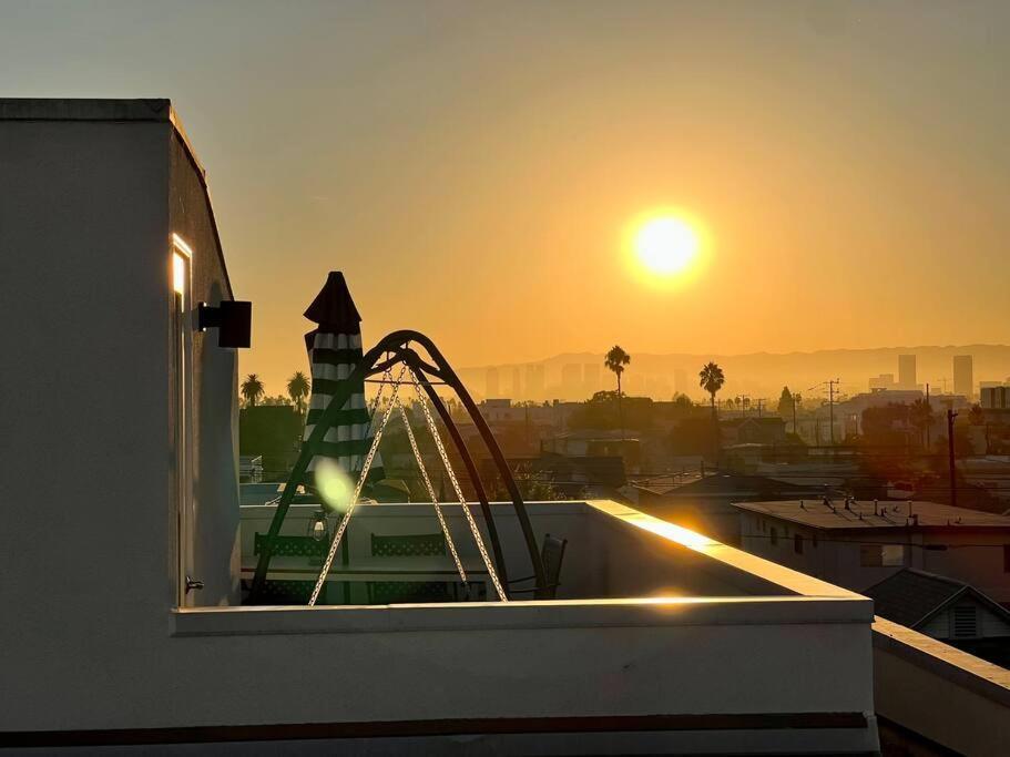 Luxury K-town Dwelling With Private Rooftop Deck. Los Angeles
