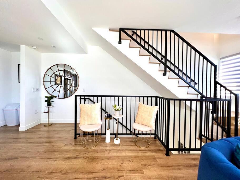 Luxury K-town Dwelling With Private Rooftop Deck.