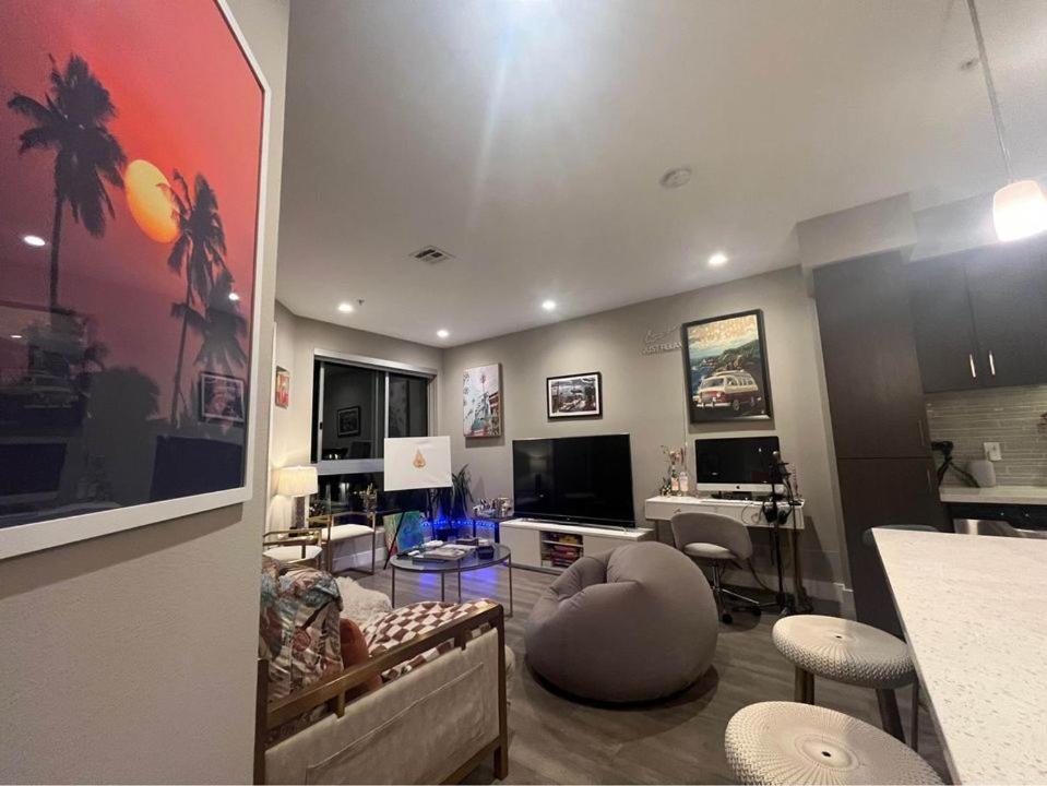 Apartment Luxury West Hollywood Gem With Pool & Hot Tub + Gym