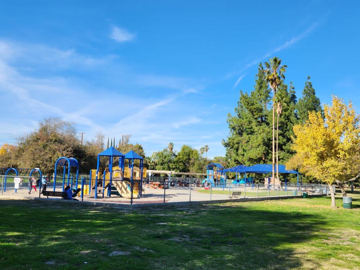 4 Bedroom Encino W/ Amazing Yard, Near Everything Casa de férias