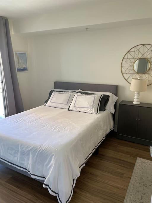 The Palomino - Modern, Stylish, Secure Entry, Spacious With 2 Master Bedrooms, Wlk To Pier Apartamento