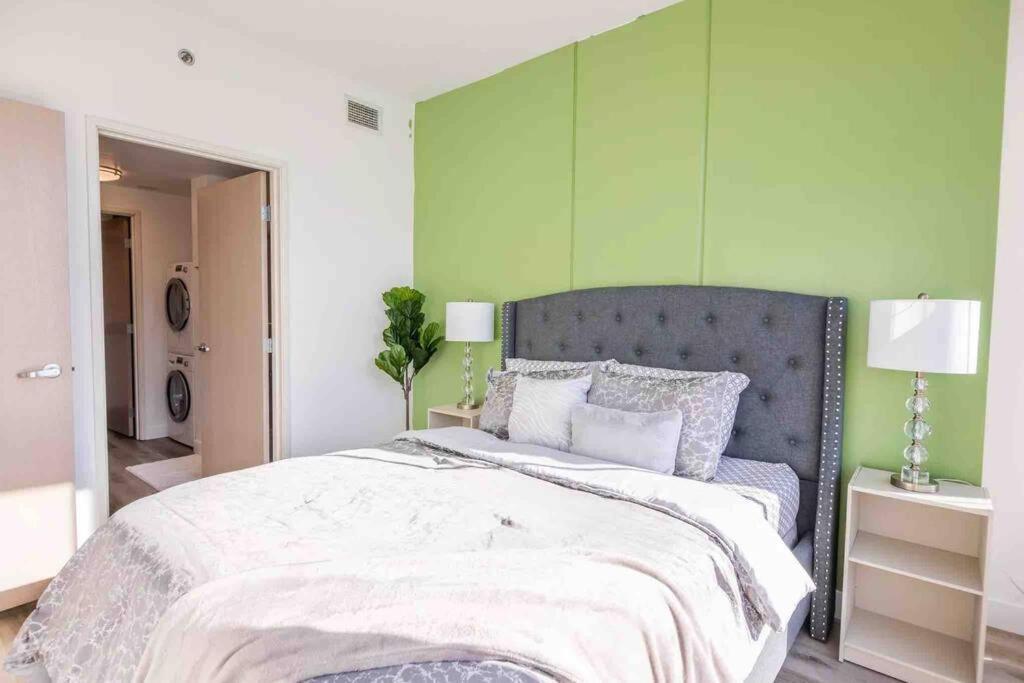 Luxury High Rise Amazlng Views & Secured Parking Apartment Los Angeles