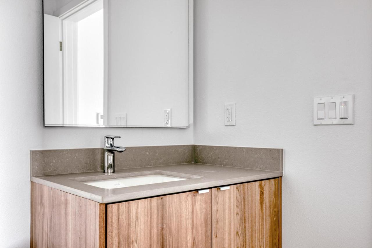 Culver 1br W Pool Gym Wd Nr Bars Lax-933 Apartment