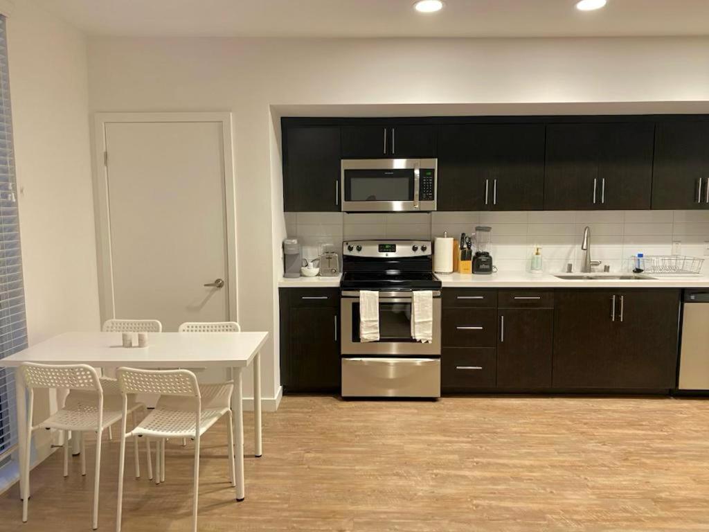Apartment Universal 10 Min Drive Free Parking And Wifi