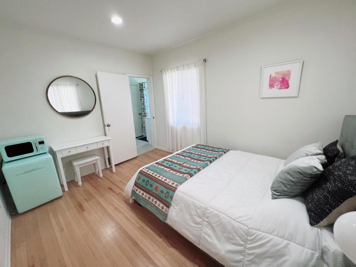 Private With En-suite Bathroom And Private Entrance In A House